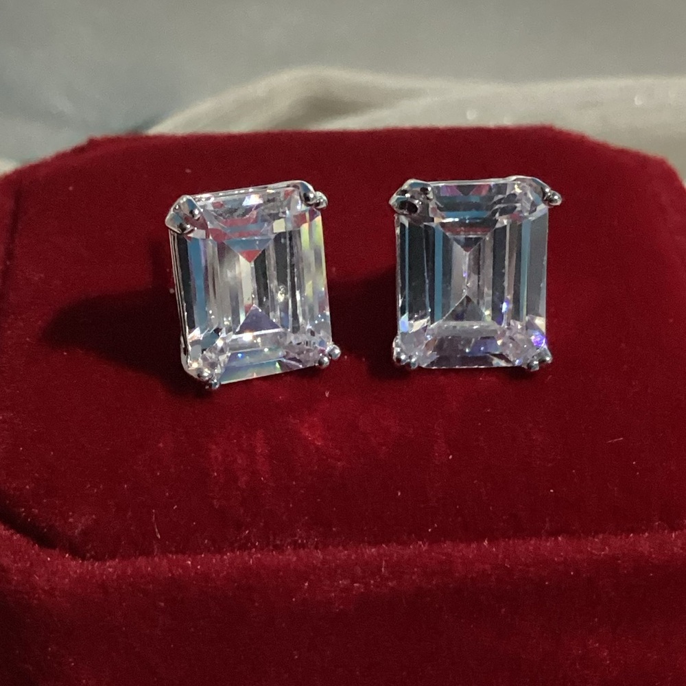 💎 Classic Emerald-Cut CZ Diamond Stud Earrings –